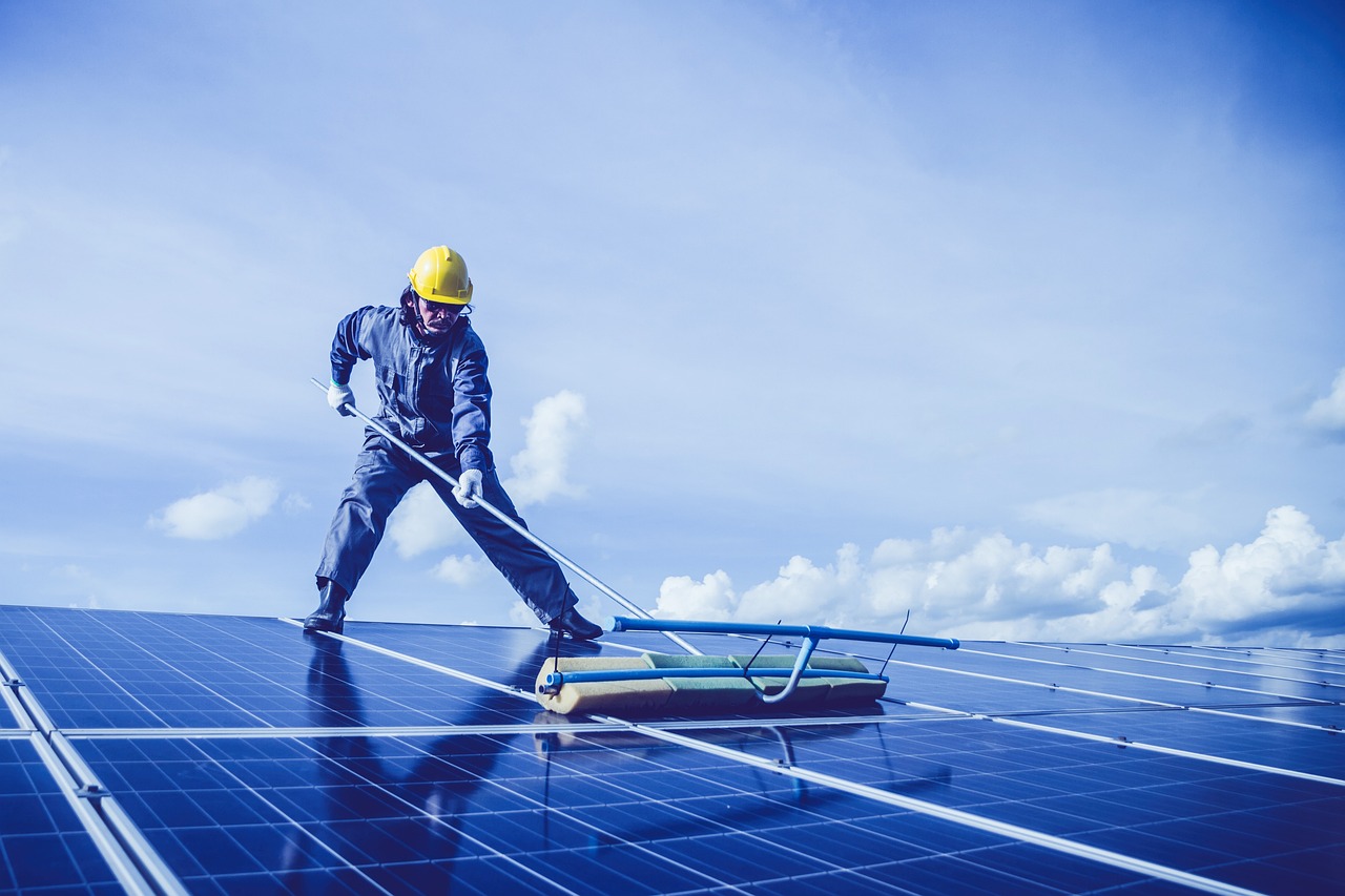 How do Solar Inverters and Batteries Work?
